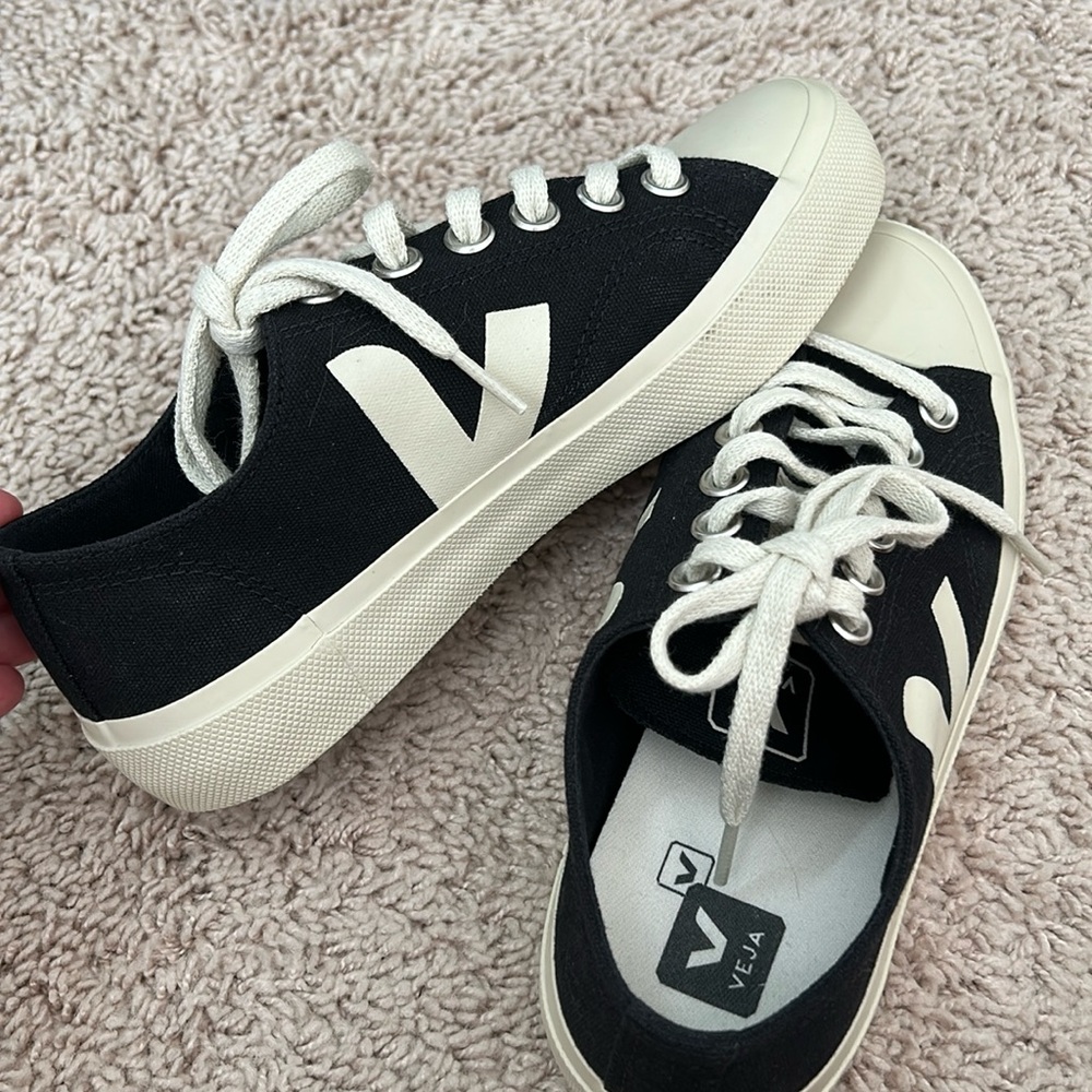 Veja Wata li Low Sneaker in Black